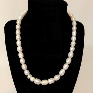 Pearl necklace, single strand, chunky, elegant!